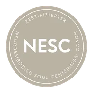 Rundes Siegel „NESC“ mit umlaufender Schrift: Zertifizierter NeuroEmbodied Soul Centering® Coach